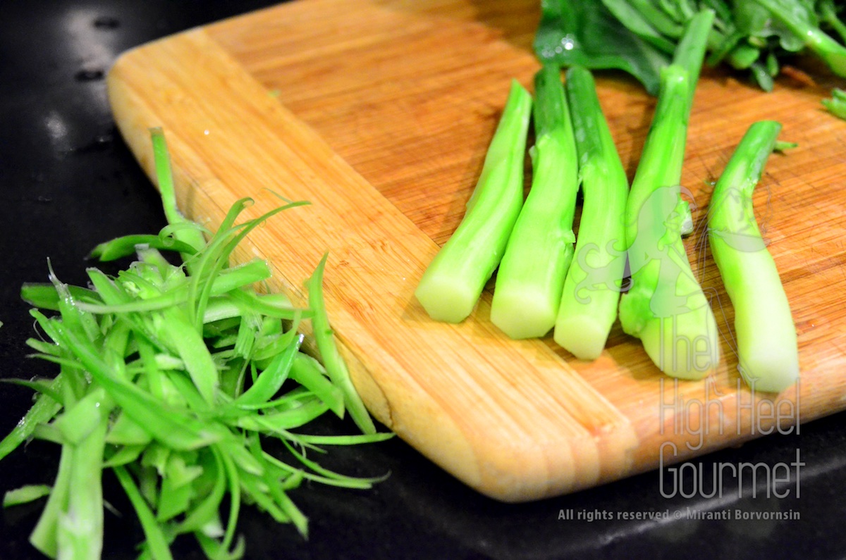 Authentic Thai Guay Tiew Rad Na - Rice Noodles in Gravy with Meet and Broccoli by The High Heel Gourmet 4