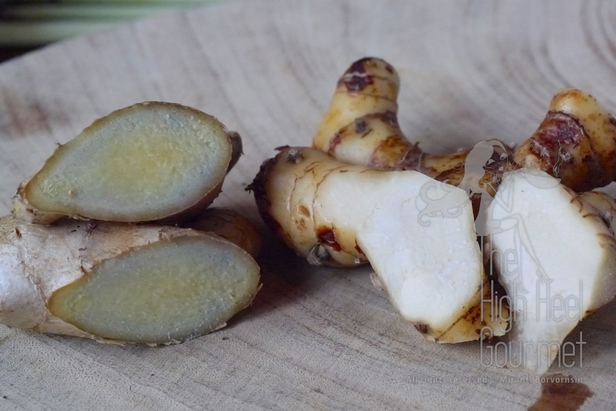 Left: Cross section of the ginger Right: Cross section of the galangal