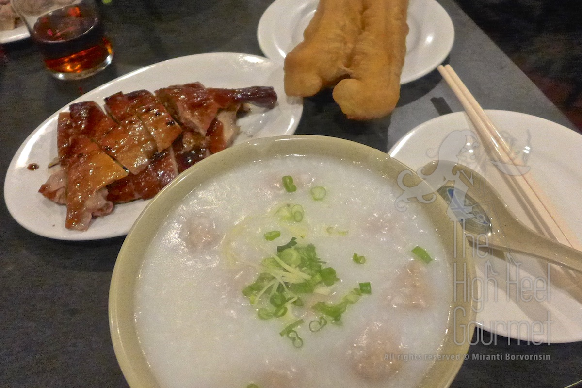 Full spread, a bowl of porridge (congee) with pork ball, roast duck and the fried dough. It's ok, I like the porridge with salted pork and preserved egg more.