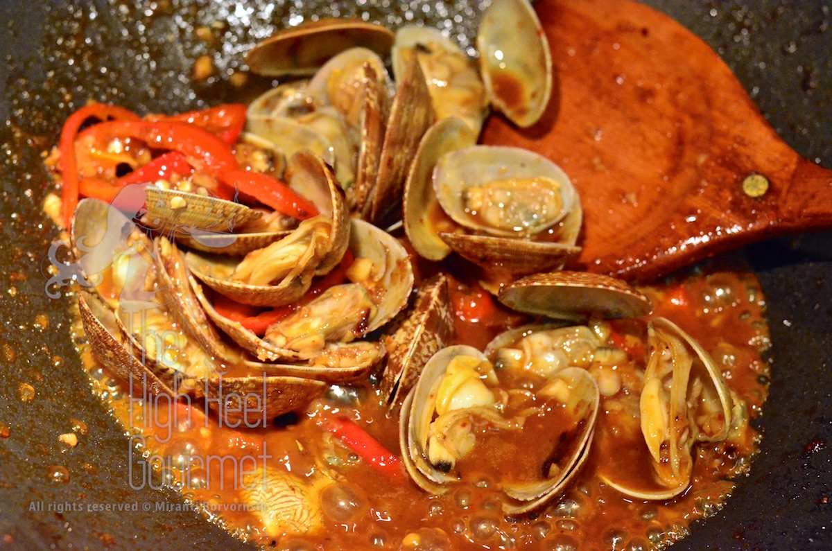 Clams in Spicy Thai Chili Jam Sauce and Basil - Hoi Lai Pad Nam Prik Pao by The High Heel Gourmet 7