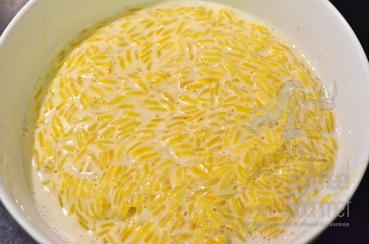 Stir quickly, make sure that all grains of sticky rice are coated with the coconut milk mixture and cover the bowl. Let it rest.