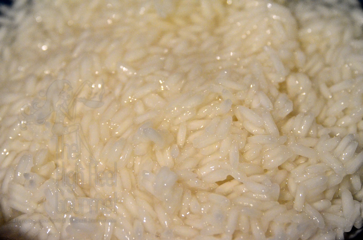 Stir the content in the bowl, flip the bottom up to the top, break all the lumps and make sure that all grains are separated.