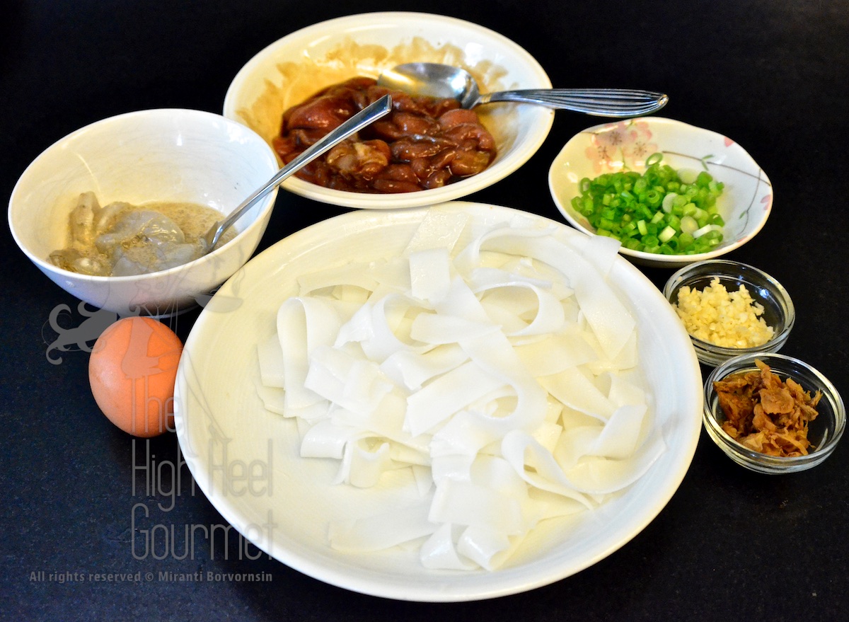 Rice noodles stir-fry with chicken - Guay Tiew Kua Gai by The High Heel Gourmet 1