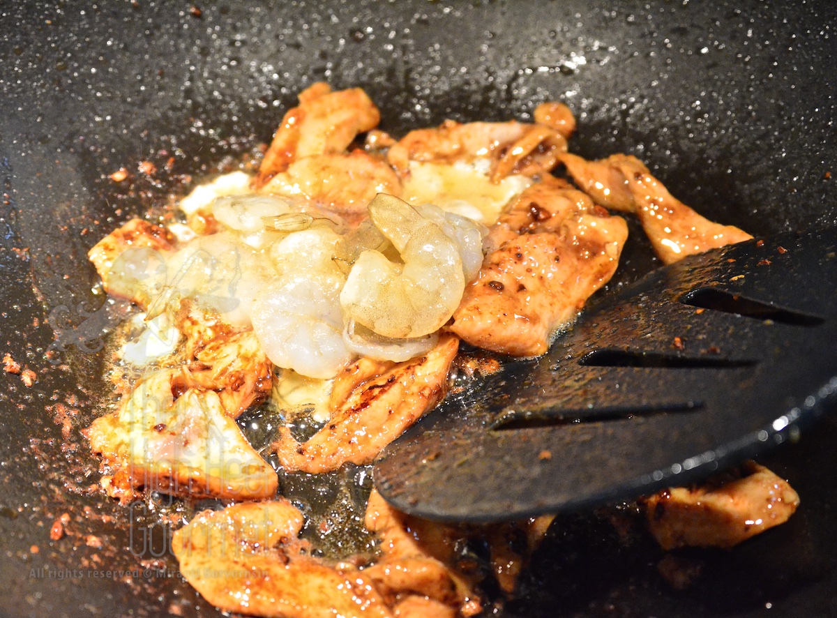 Rice noodles stir-fry with chicken - Guay Tiew Kua Gai by The High Heel Gourmet 3