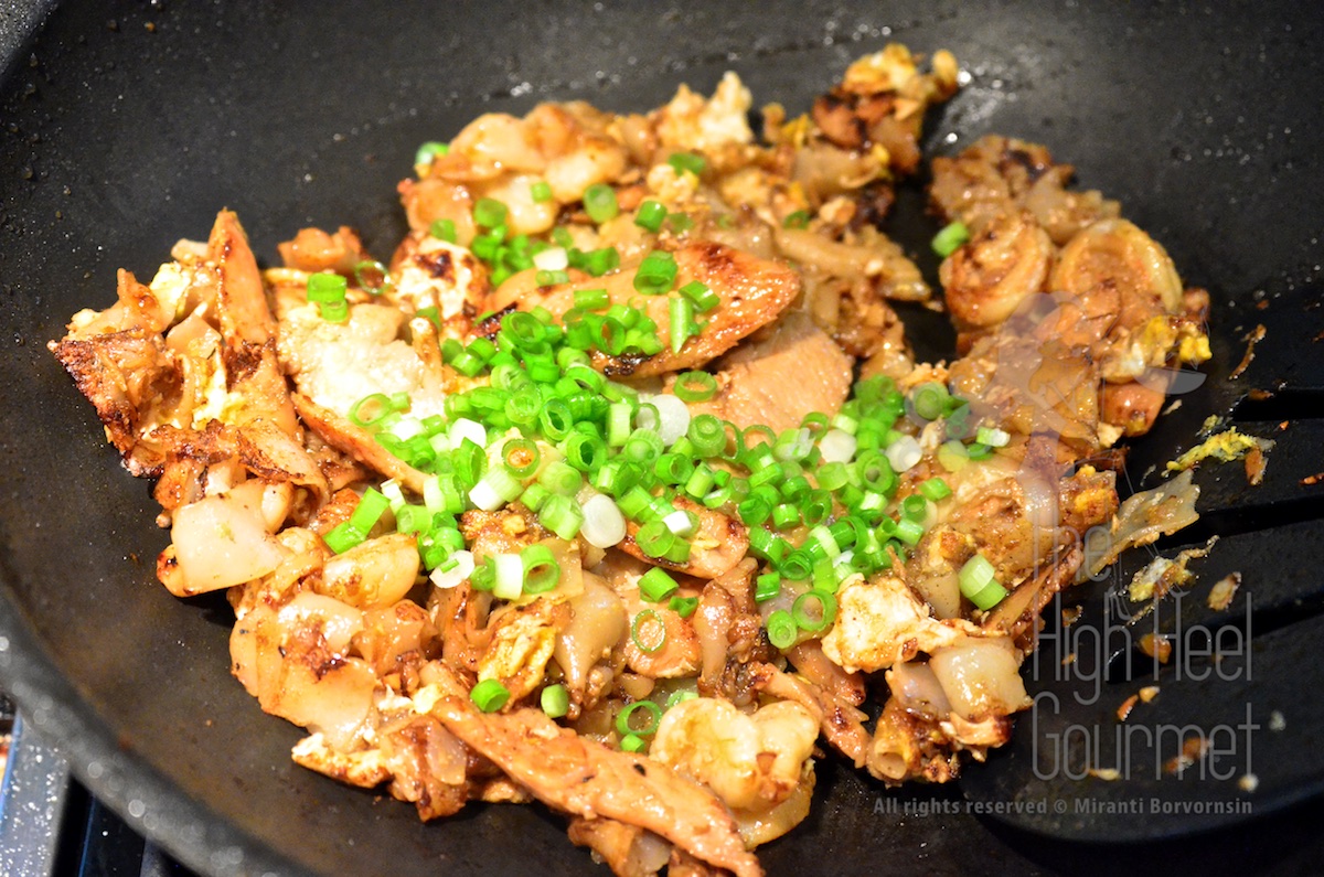 Rice noodles stir-fry with chicken - Guay Tiew Kua Gai by The High Heel Gourmet 5